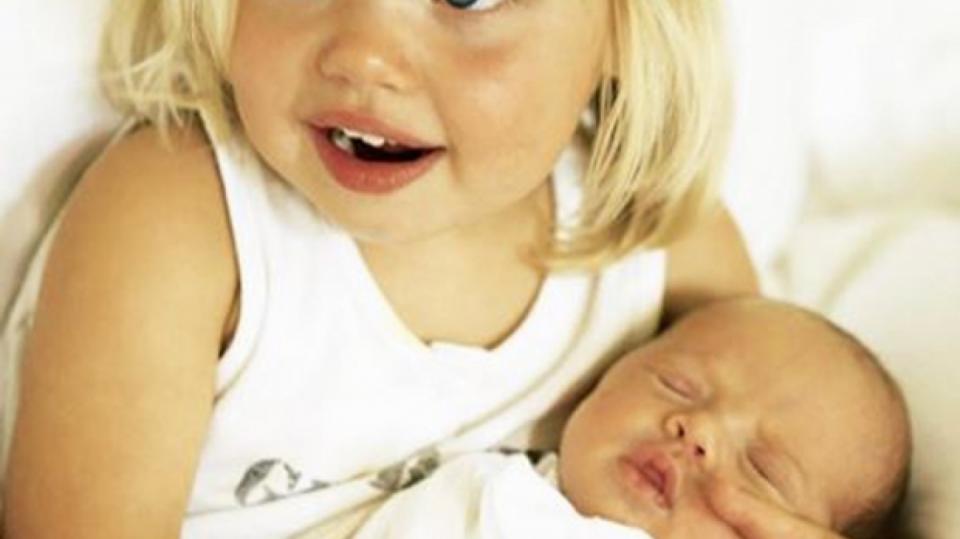 Shiloh Jolie Pitt má slavné příjmení po otci Bradu Pittovi a matce Angelině Jolie. Holčička je roztomilost sama. Celkem má malá Shiloh pět sourozenců, tři z nich slavný pár adoptoval. Jejich velkou šťastnou rodinou by se mohl inspirovat každý.